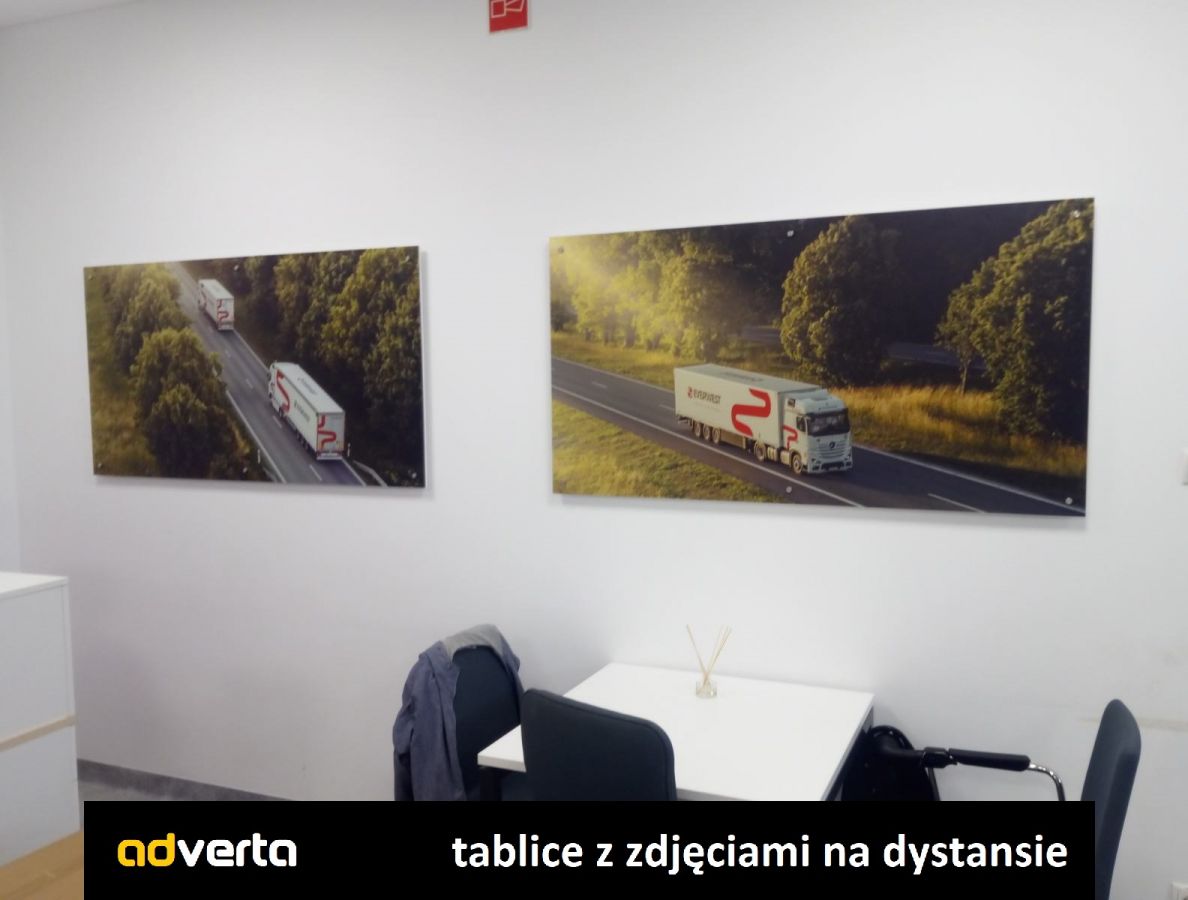 Montujemy tablice wielkoformatowe ze zdjęciami na ścianach w firmie - we wnętrzu - Poznań.